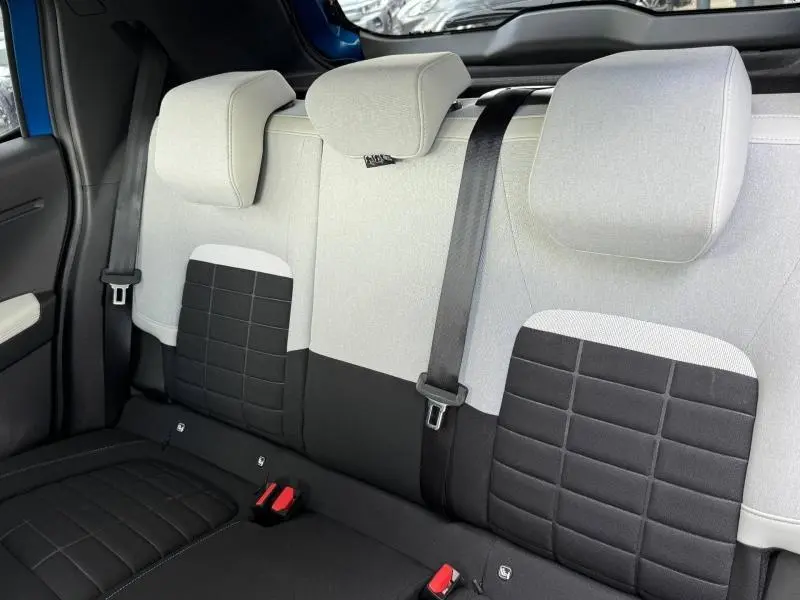 Vue rapprochée de la banquette arrière bicolore noir et gris clair de la Citroën C3 2025.