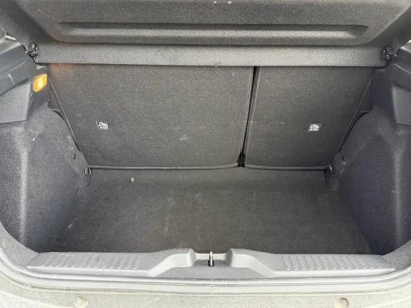 Coffre ouvert de la Citroën C3 1.2 Turbo 100ch MAX 2025, intérieur noir, vue de l'arrière sans chargement.
