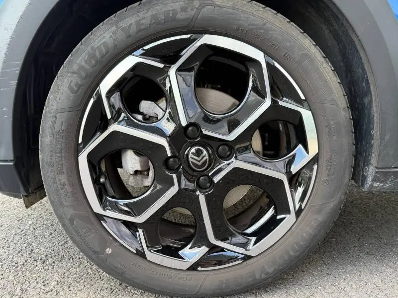 Gros plan sur la jante alu noire et argentée de la Citroën C3 2025 Bright Blue, avec pneu Goodyear visible.