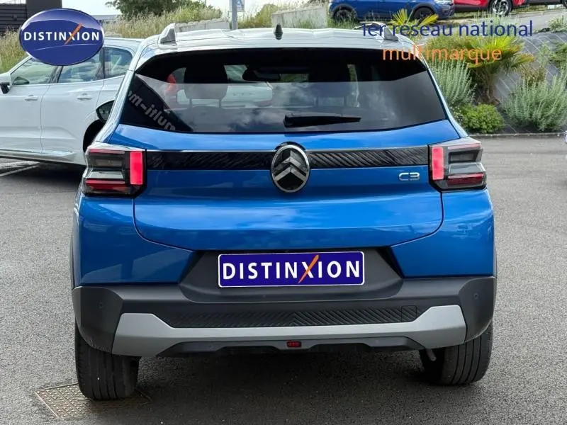 Vue arrière d'une Citroën C3 2025 Bright Blue avec toit noir, feux arrière LED et logo central distinctif.