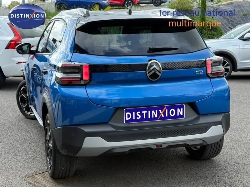 Vue 3/4 arrière d'une Citroën C3 2025 Bright Blue avec toit noir et feux arrière LED distinctifs.