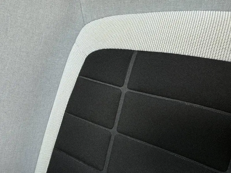 Détail du tissu noir et clair du siège avant de la Citroën C3 2025 en Bright Blue avec toit noir.