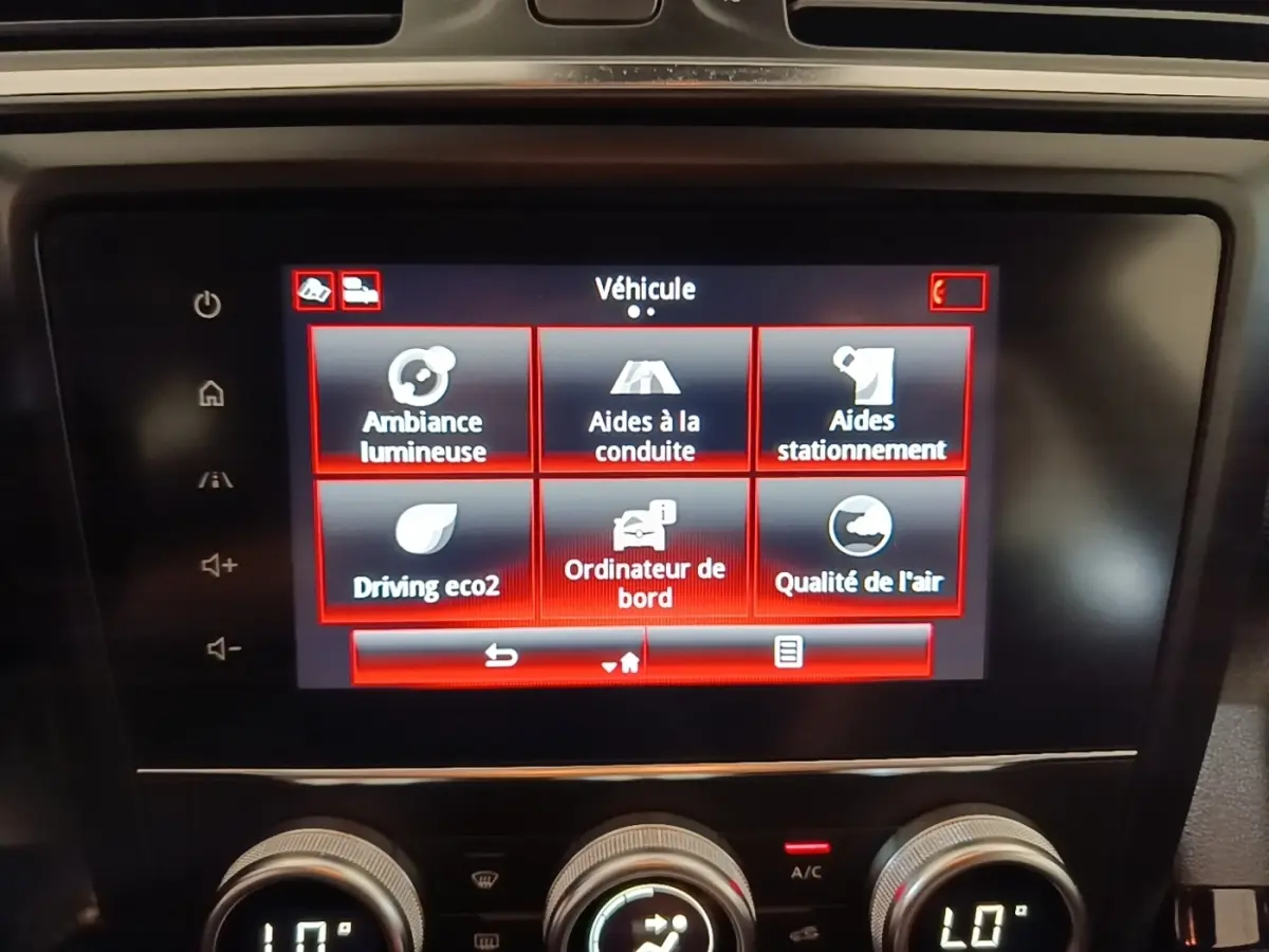 Écran tactile central affichant les menus du véhicule Renault Kadjar Business Blue dCi 115 EDC 2021, vue frontale rapprochée.