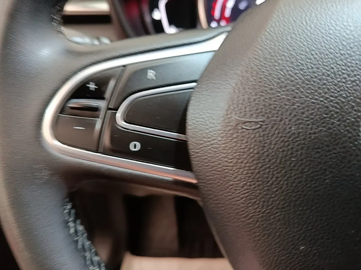 Gros plan sur les commandes du volant multifonctions noir du Renault Kadjar Business Blue dCi 115 EDC 2021.
