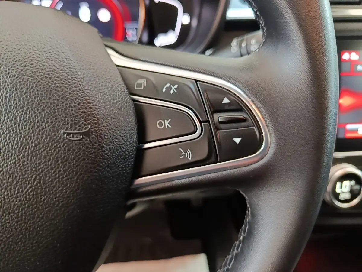 Gros plan sur le côté droit du volant noir du Renault Kadjar Business Blue dCi 115 EDC 2021 avec commandes multifonctions.