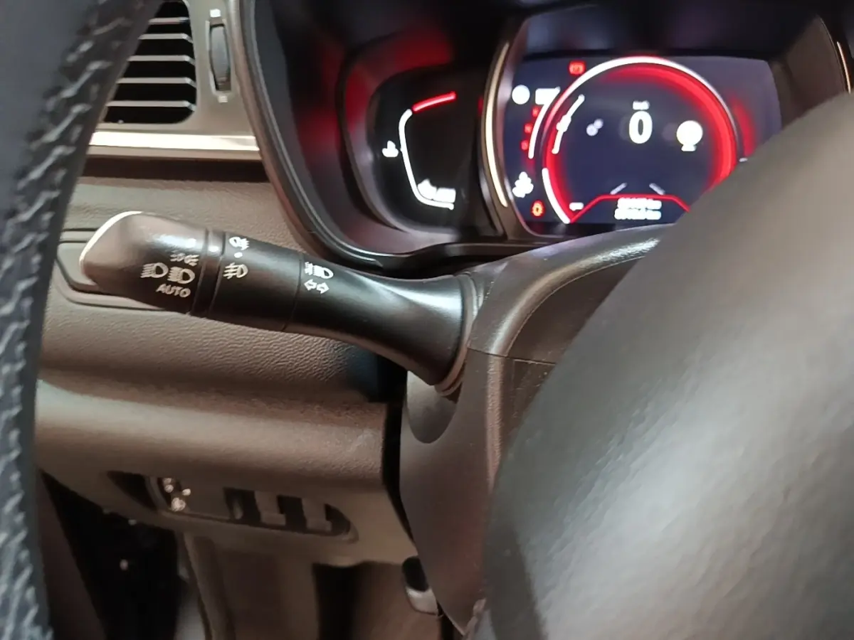 Gros plan intérieur sur le volant et le combiné d'instruments numérique rouge du Renault Kadjar Business 2021.
