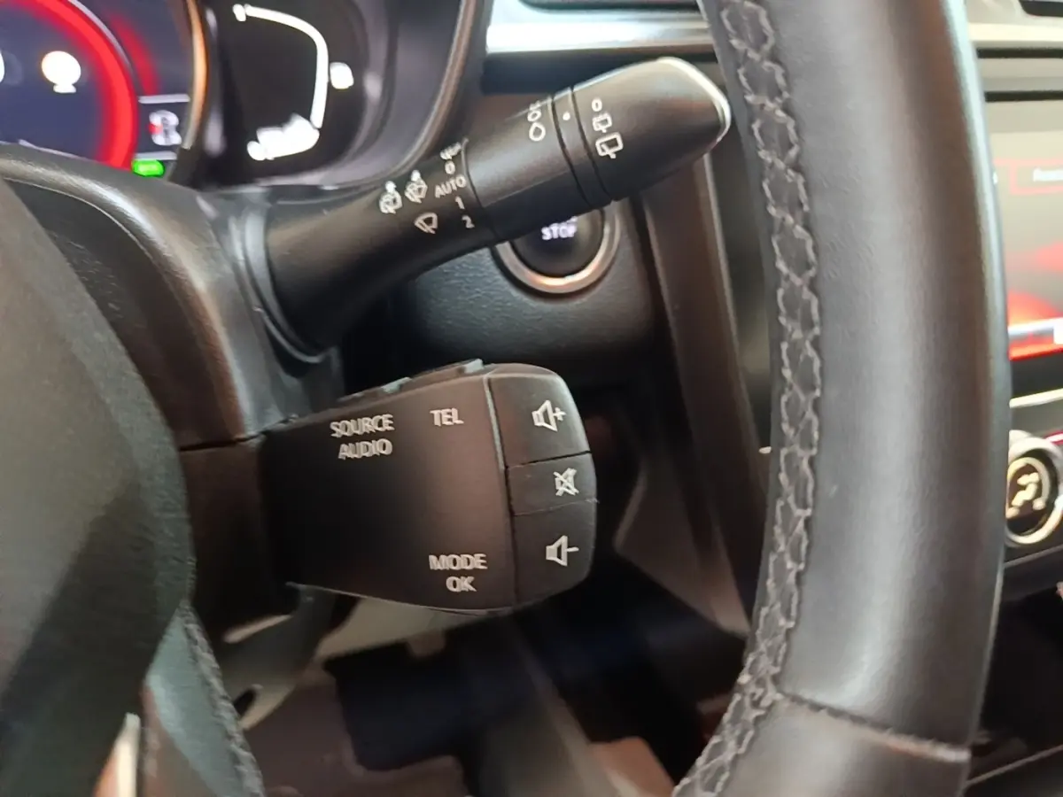 Gros plan sur la commande audio et téléphone au volant noir du Renault Kadjar Business Blue dCi 115 EDC 2021.
