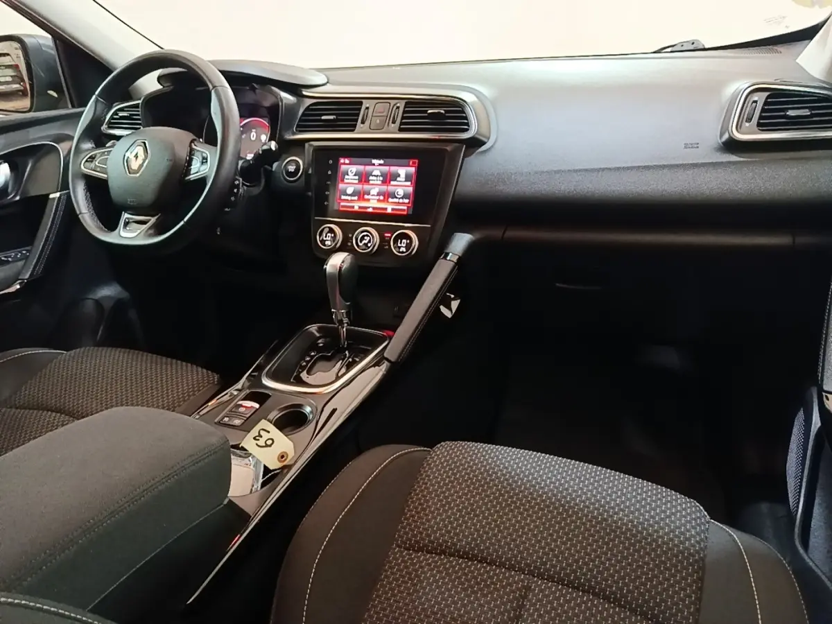 Intérieur avant droit du Renault Kadjar Business 2021, volant multifonctions et écran tactile central rouge.