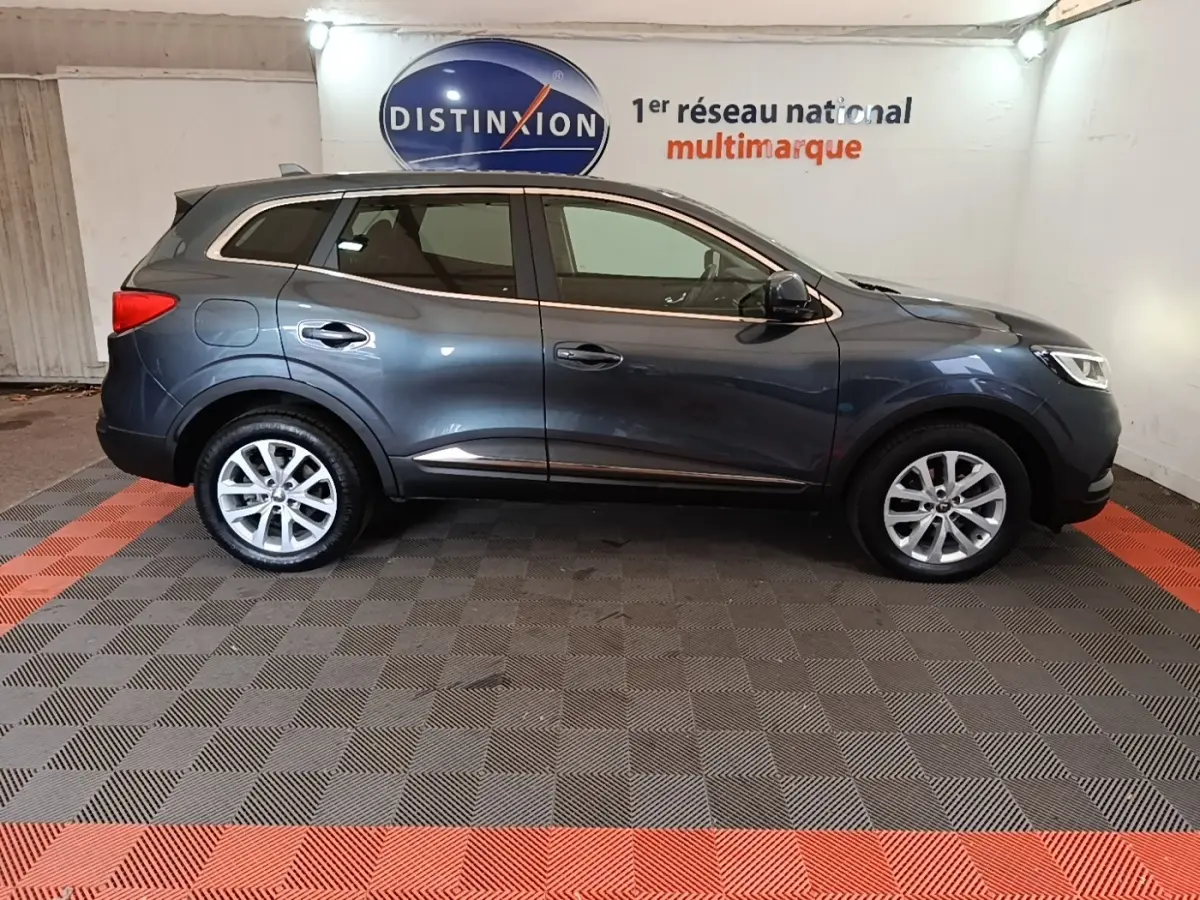 Profil droit d’un Renault Kadjar Business gris foncé 2021, avec jantes alliage et rétroviseurs électriques visibles.