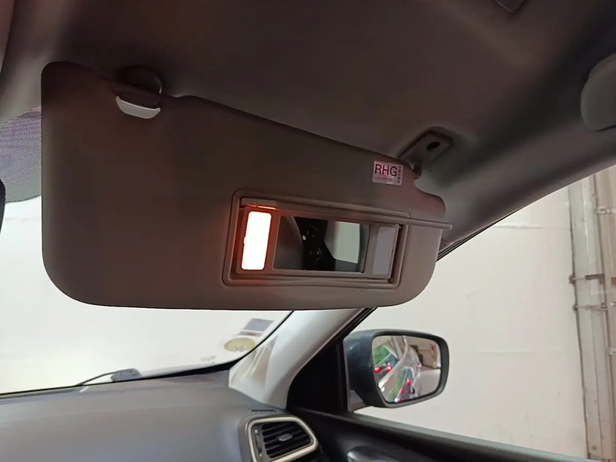 Détail intérieur du pare-soleil avec miroir éclairé côté conducteur du Renault Kadjar gris foncé, vue vers la portière.