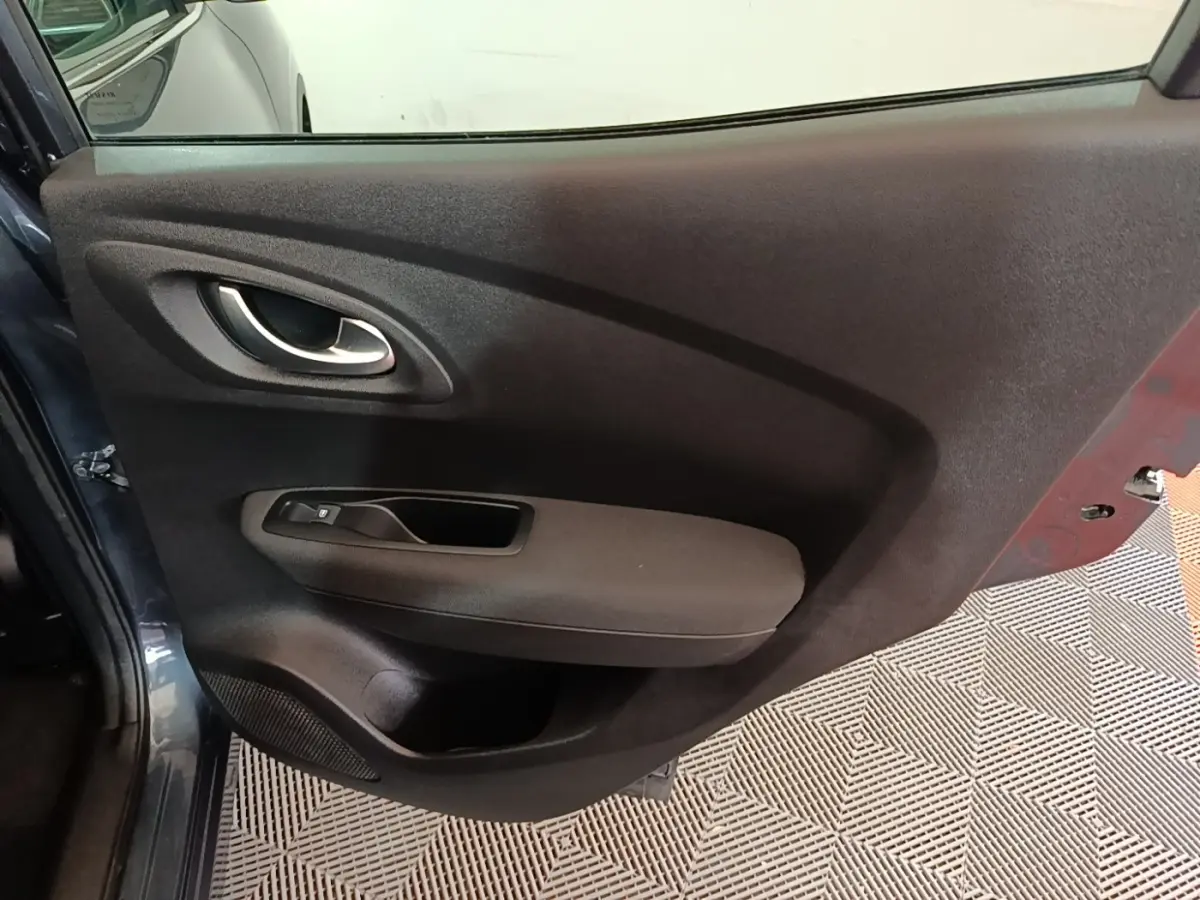 Vue intérieure de la porte arrière gauche gris foncé du Renault Kadjar Business 2021 avec poignée et commande de vitre.