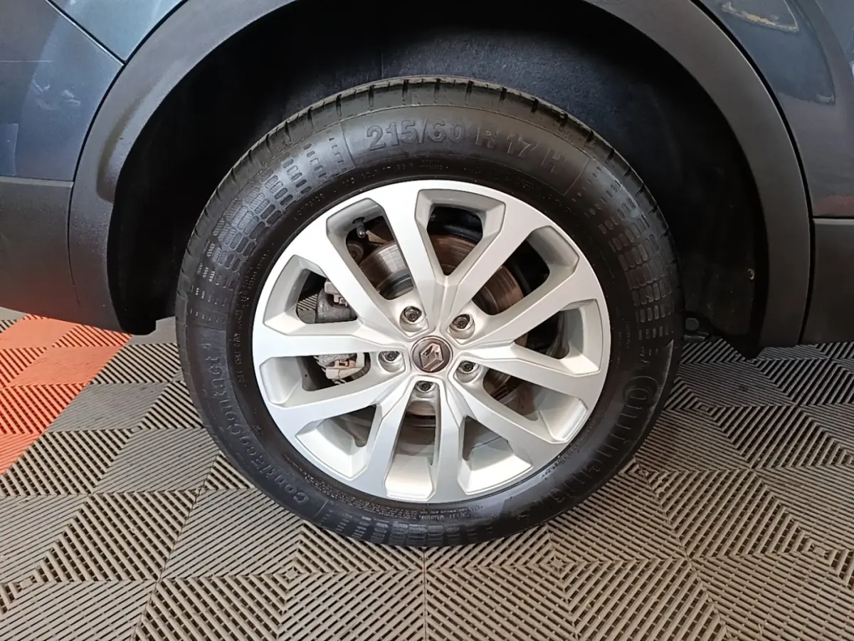 Gros plan sur la roue avant gauche grise foncée du Renault Kadjar Business Blue dCi 115 EDC 2021 avec jante alliage.