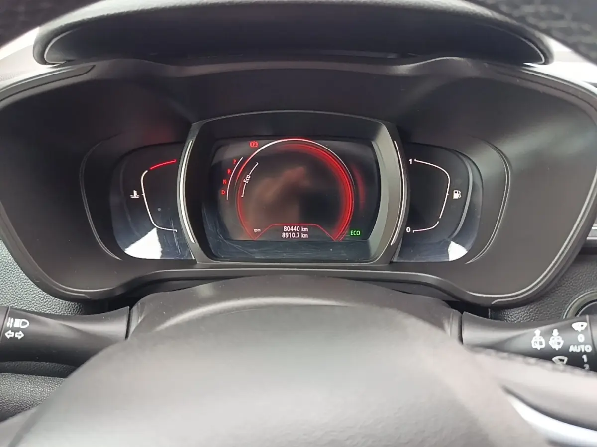 Vue rapprochée du tableau de bord numérique du Renault Kadjar 2021 avec affichage eco et compteur central rouge.