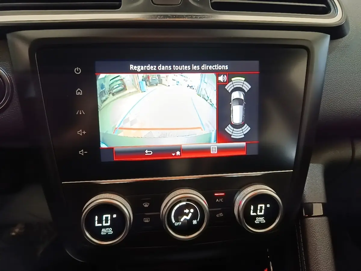 Écran tactile central du Renault Kadjar Business 2021 montrant la caméra de recul et commandes climatisation digitales.