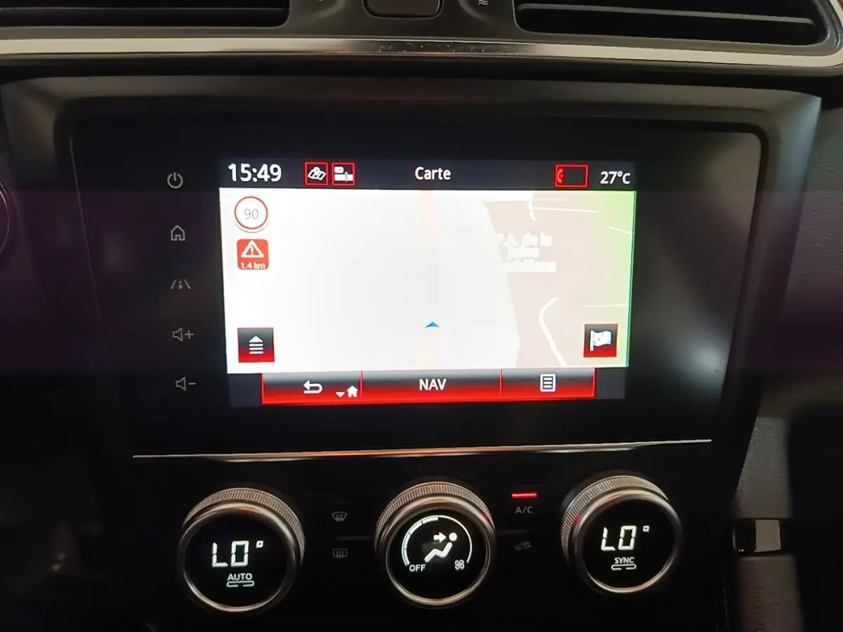 Vue rapprochée de l’écran tactile et des commandes de climatisation du Renault Kadjar gris foncé, version Business 2021.