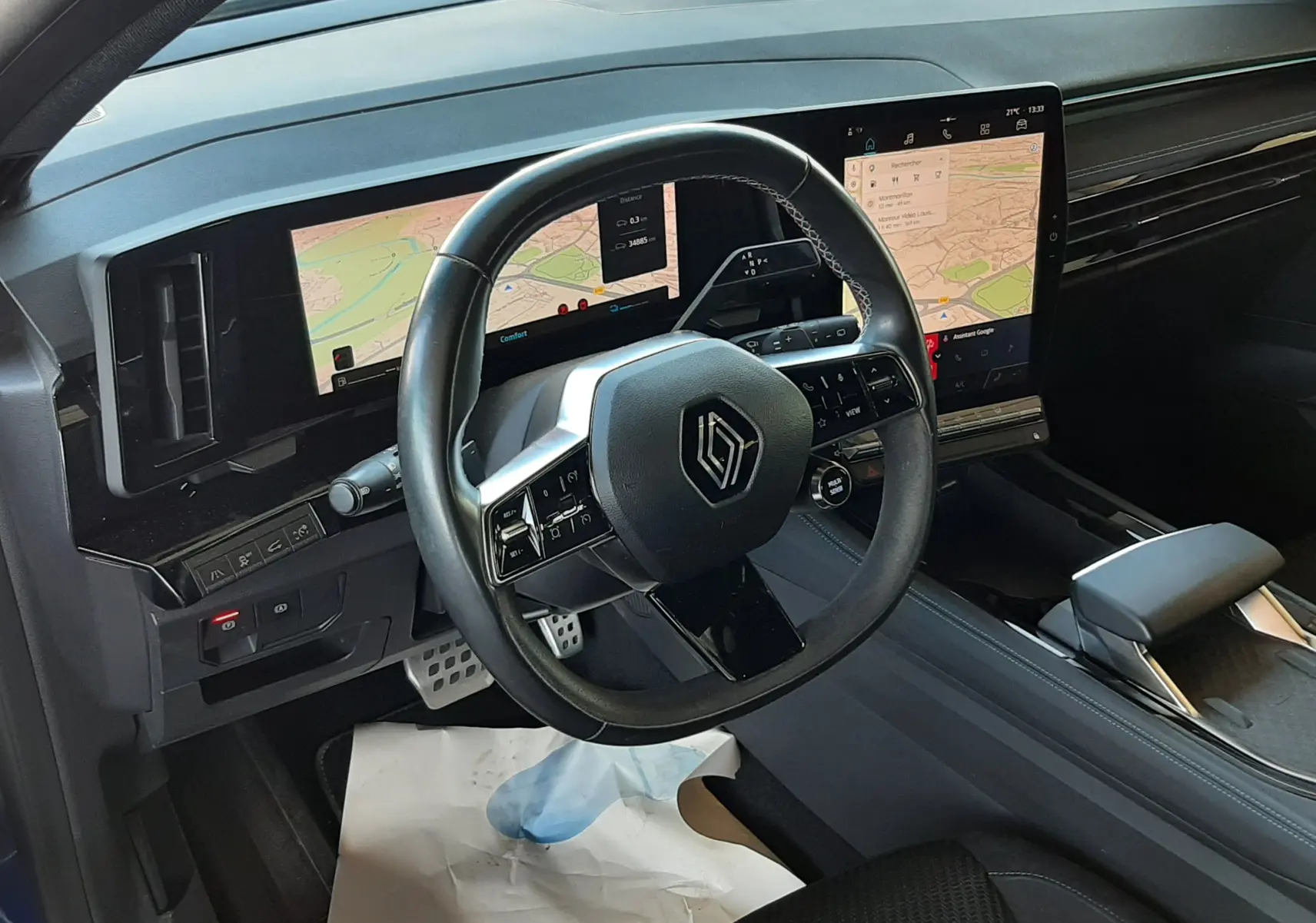 Vue intérieure côté conducteur du Renault Austral E-Tech 200 en bleu Iron, avec tableau de bord numérique et grand écran tactile.