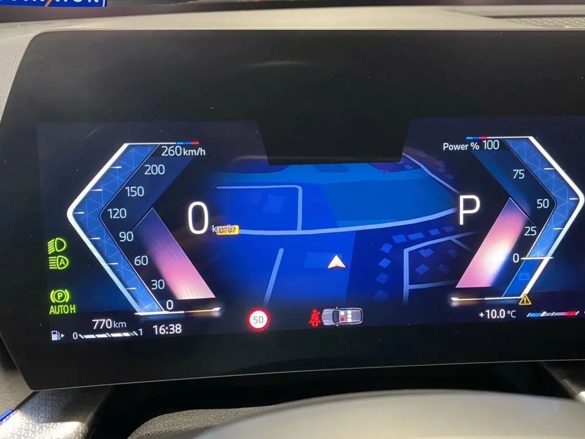 Affichage numérique du combiné d'instruments de la BMW X1 2025, avec navigation et indicateurs de vitesse et puissance.