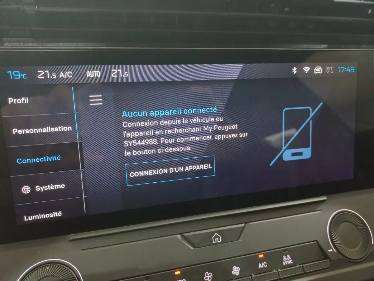 Écran tactile central de la Peugeot 308 PHEV 180 Allure 2025 affichant le menu connectivité, intérieur noir.