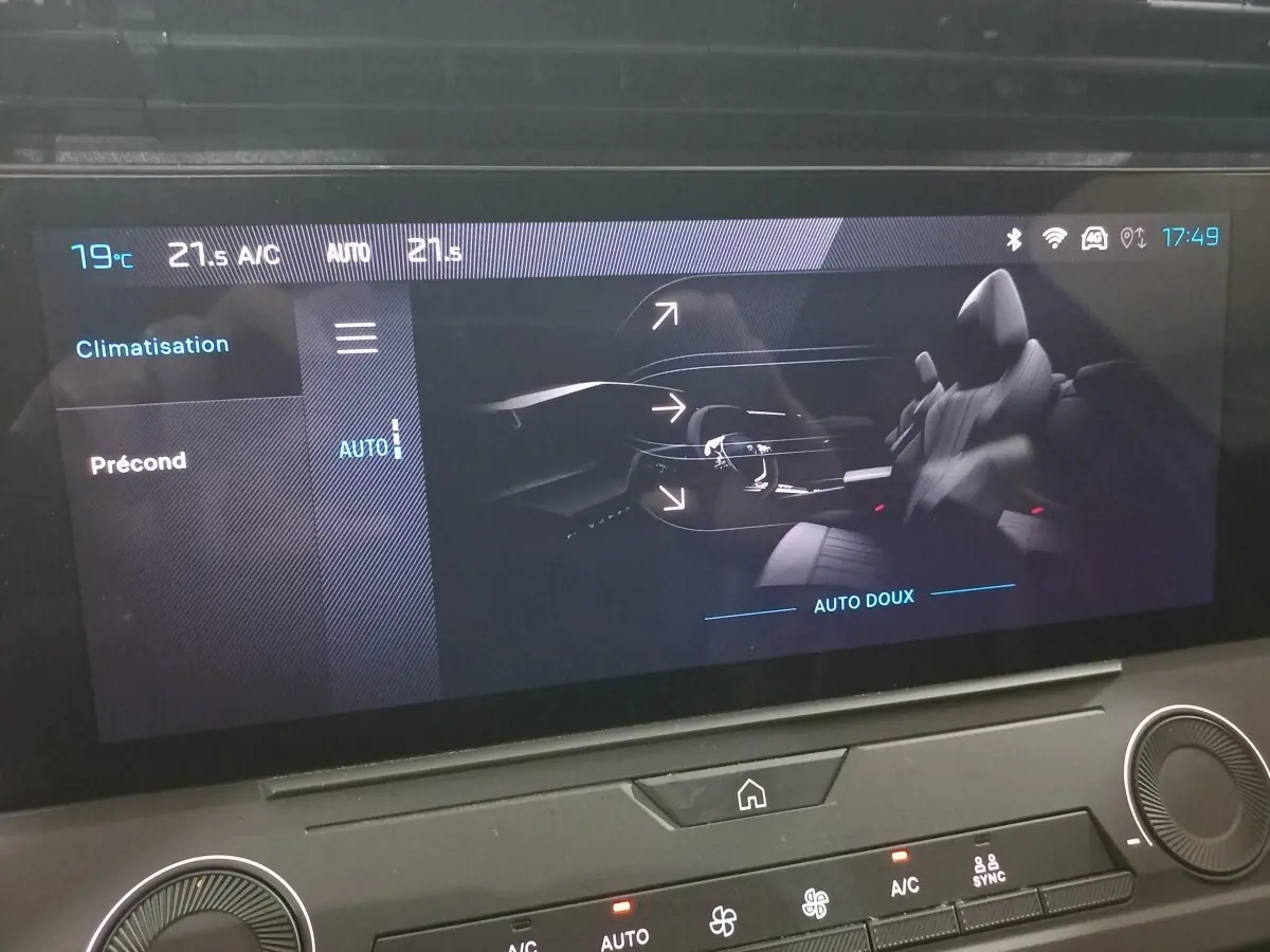 Écran tactile central montrant le réglage de climatisation sur Peugeot 308 PHEV 180 Allure 2025 gris foncé.