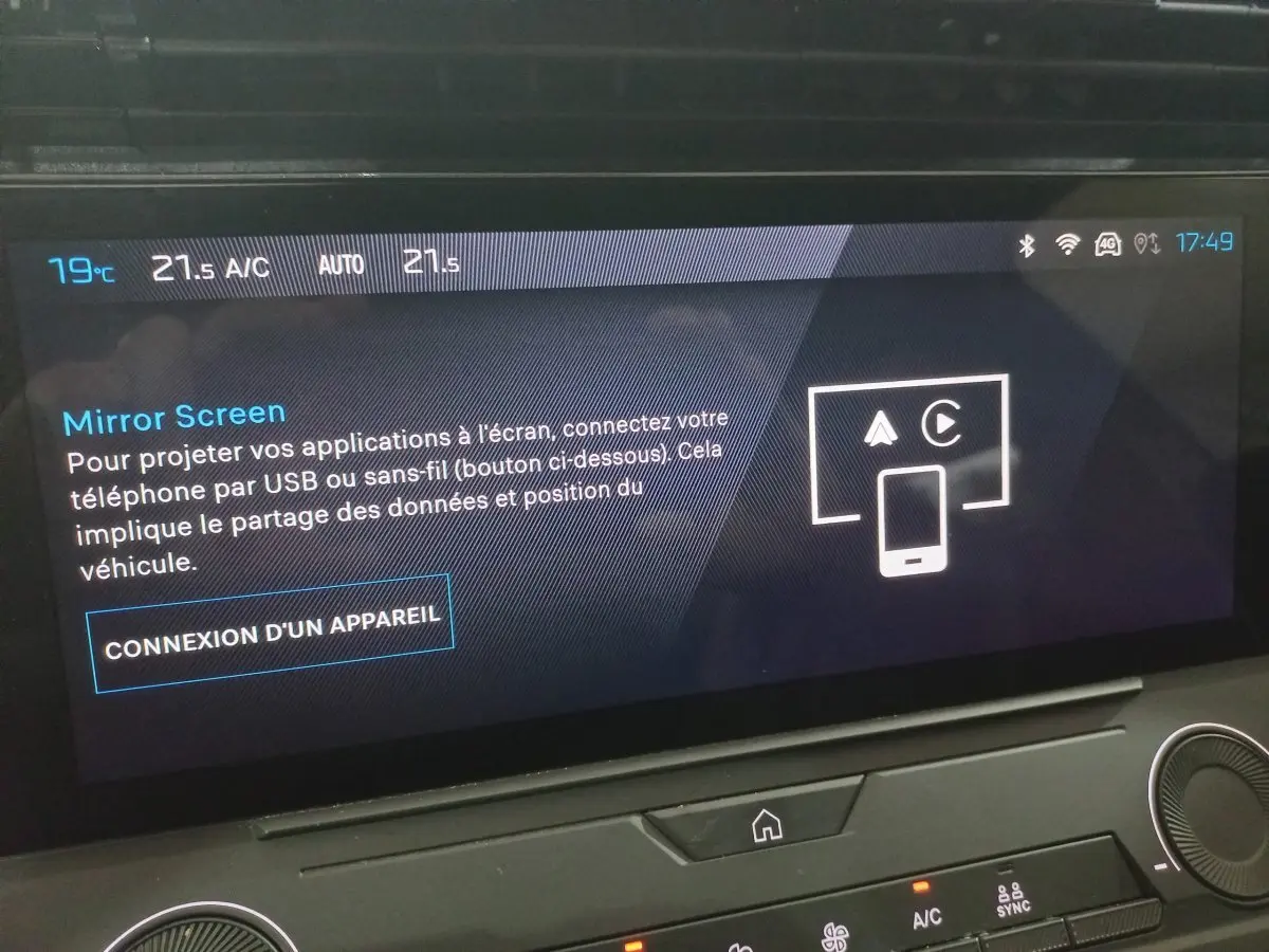 Vue intérieure du tableau de bord de la Peugeot 308 PHEV 180 E-EAT8 Allure 2025 avec écran tactile multifonctions allumé.