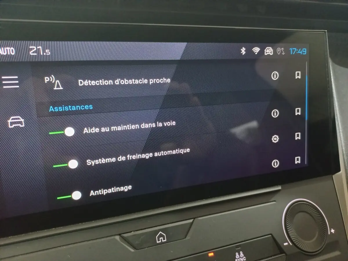 Écran tactile central du tableau de bord de la Peugeot 308 PHEV 180 Allure affichant les aides à la conduite.
