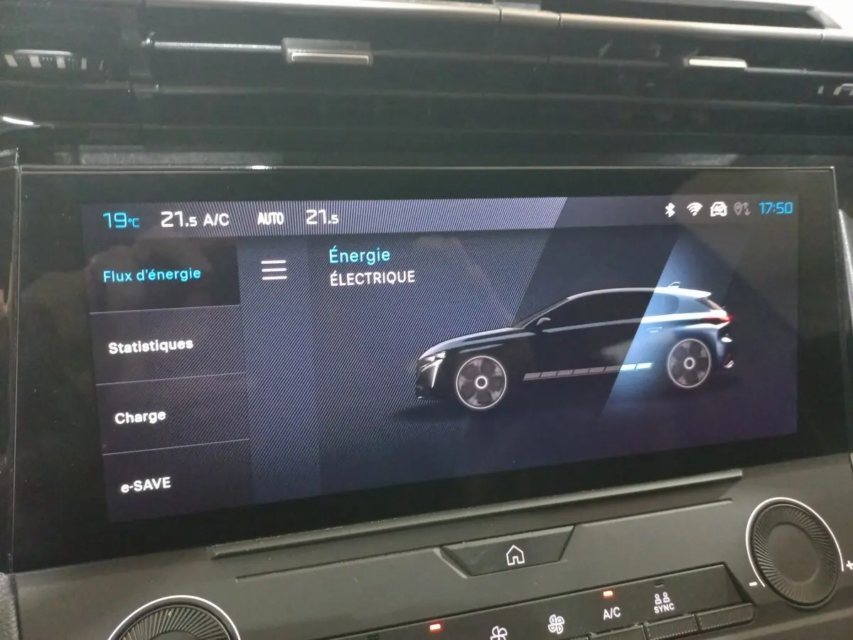 Écran tactile intérieur montrant un graphique latéral stylisé d’un SUV gris foncé en mode énergie électrique.