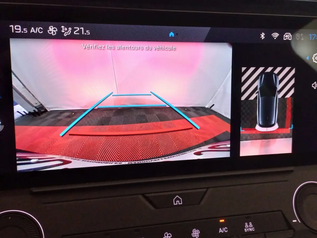 Écran tactile du système d’aide au stationnement arrière de la Peugeot 308 PHEV 180 Allure gris foncé, vue intérieure.