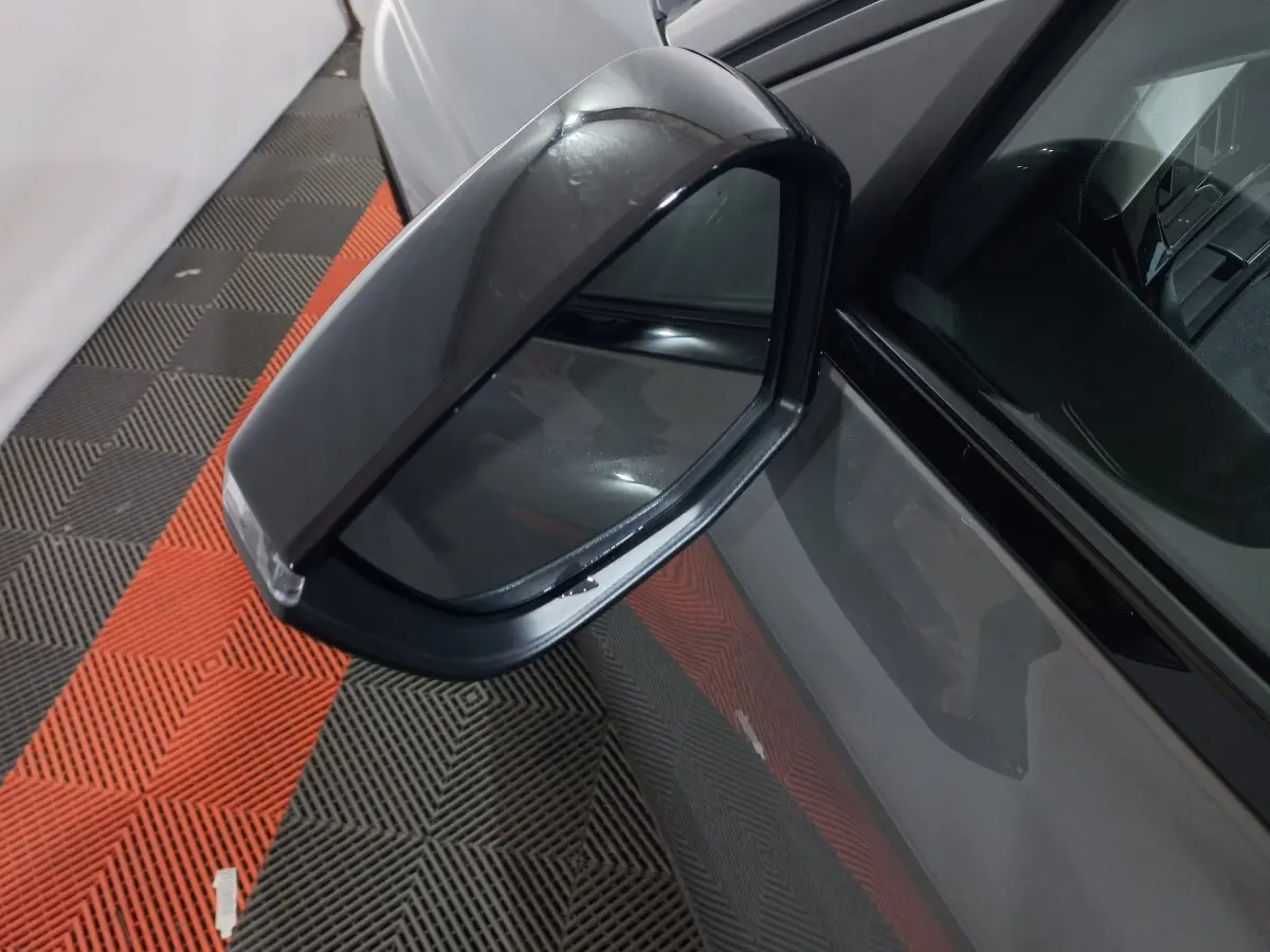 Rétroviseur côté gauche gris foncé de la Peugeot 308 PHEV 180 E-EAT8 Allure, vue rapprochée en intérieur.