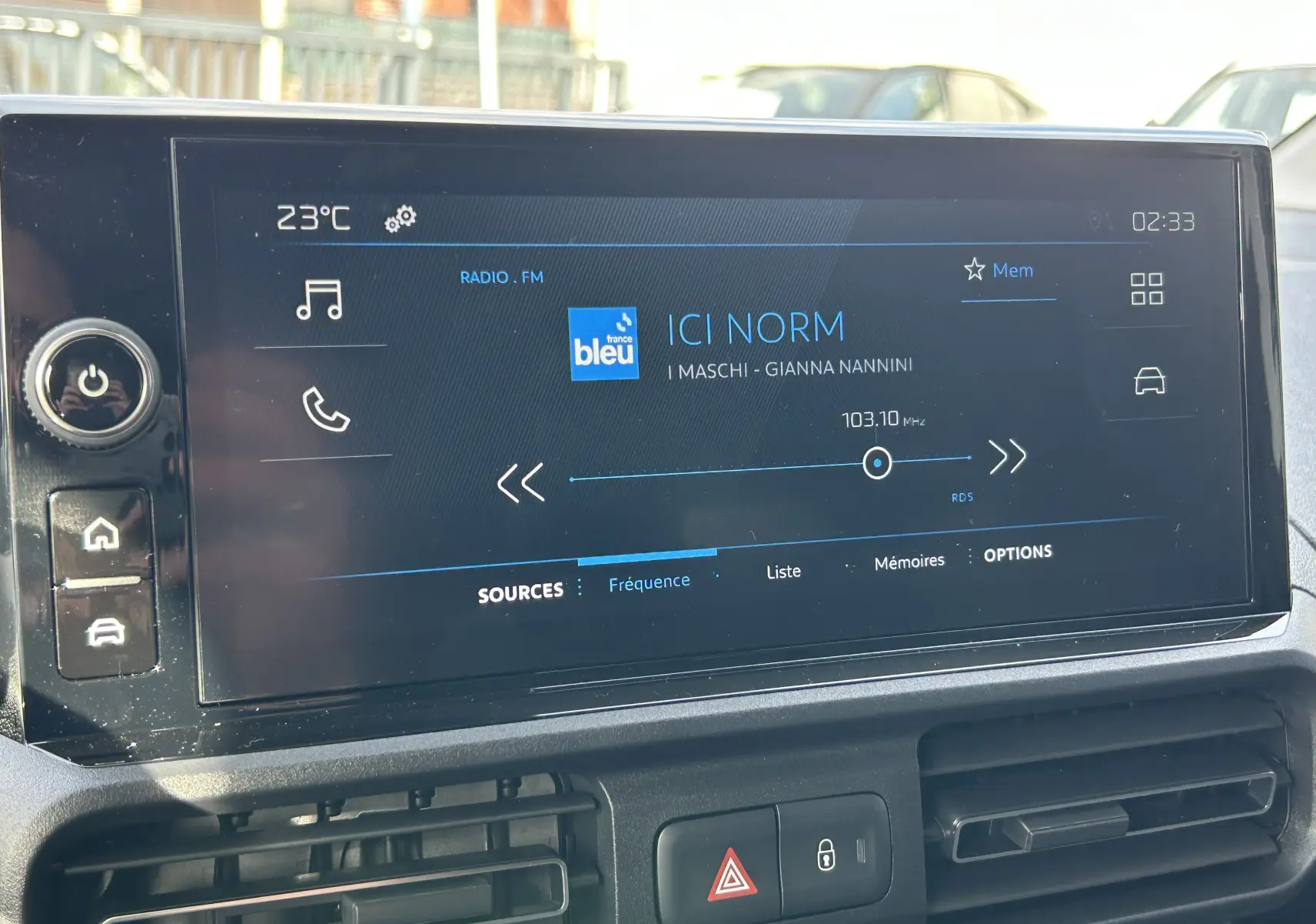Écran tactile multimédia du Peugeot Partner Fourgon 2025 affichant la radio FM sur fond noir et commandes tactiles.