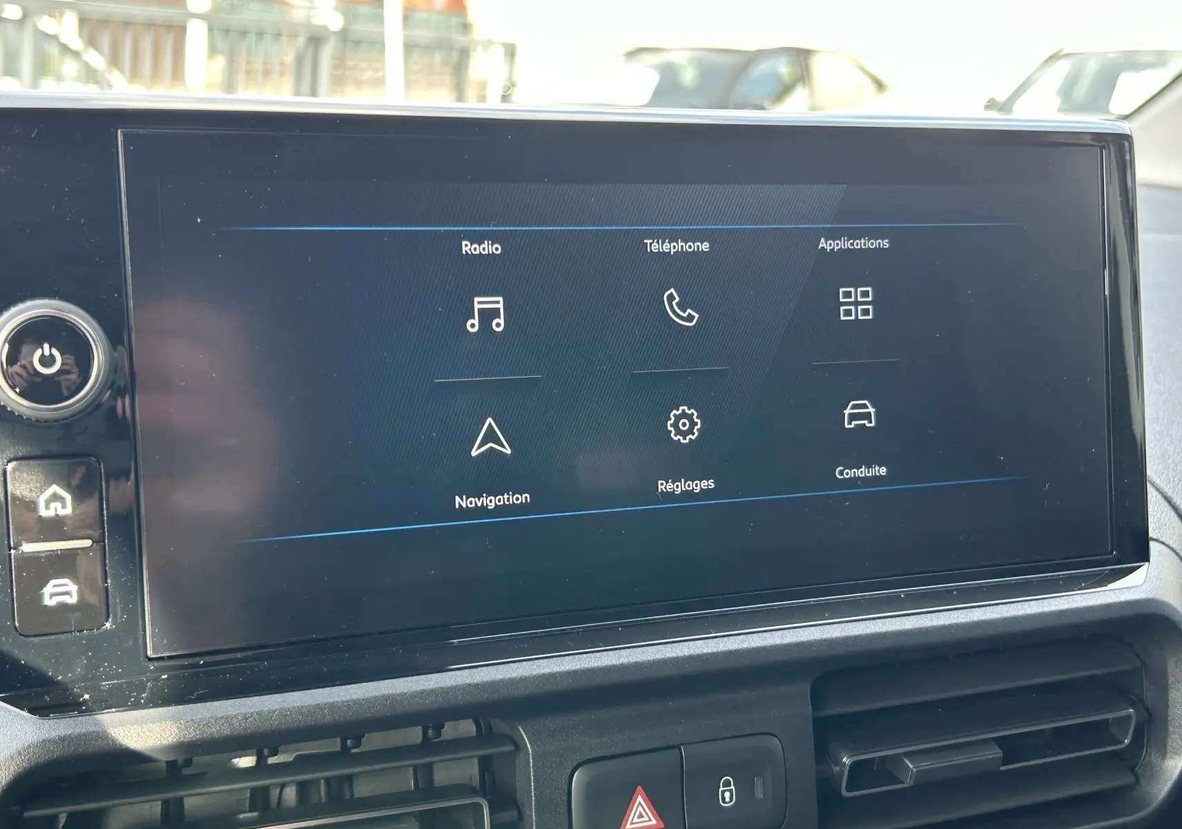 Écran tactile central du Peugeot Partner Fourgon 2025 affichant les menus radio, téléphone, navigation et réglages.