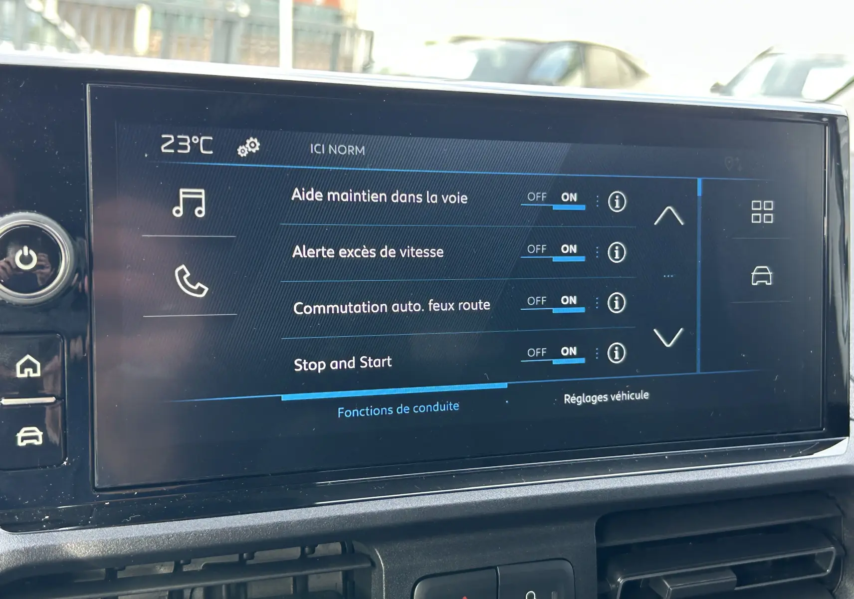 Écran tactile central du Peugeot Partner Fourgon 2025 affichant les réglages d’aide à la conduite et la température intérieure.