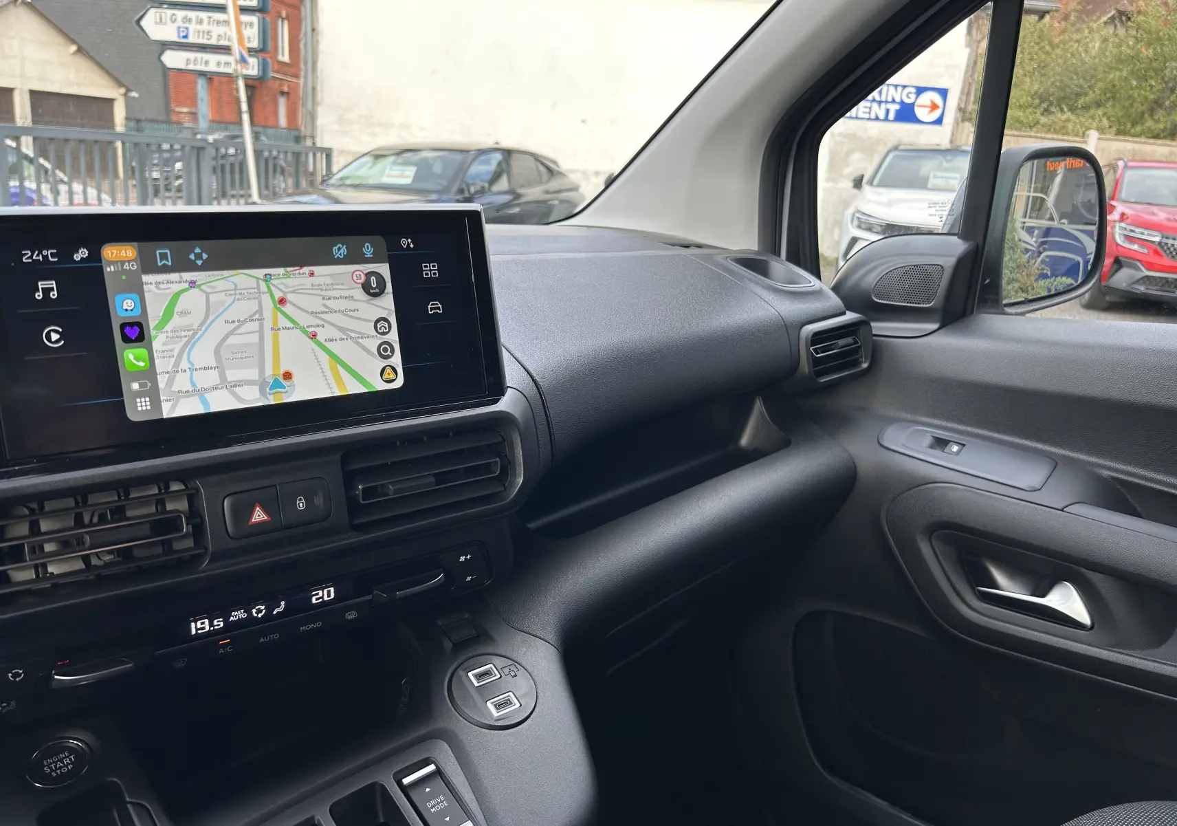 Tableau de bord et console centrale du Peugeot Partner Fourgon 2025, avec écran tactile et commandes modernes côté passager.
