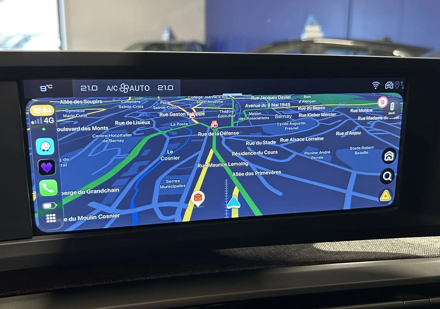 Écran de navigation intérieur du Peugeot 5008 III Hybrid 145, affichant une carte détaillée en mode nuit.