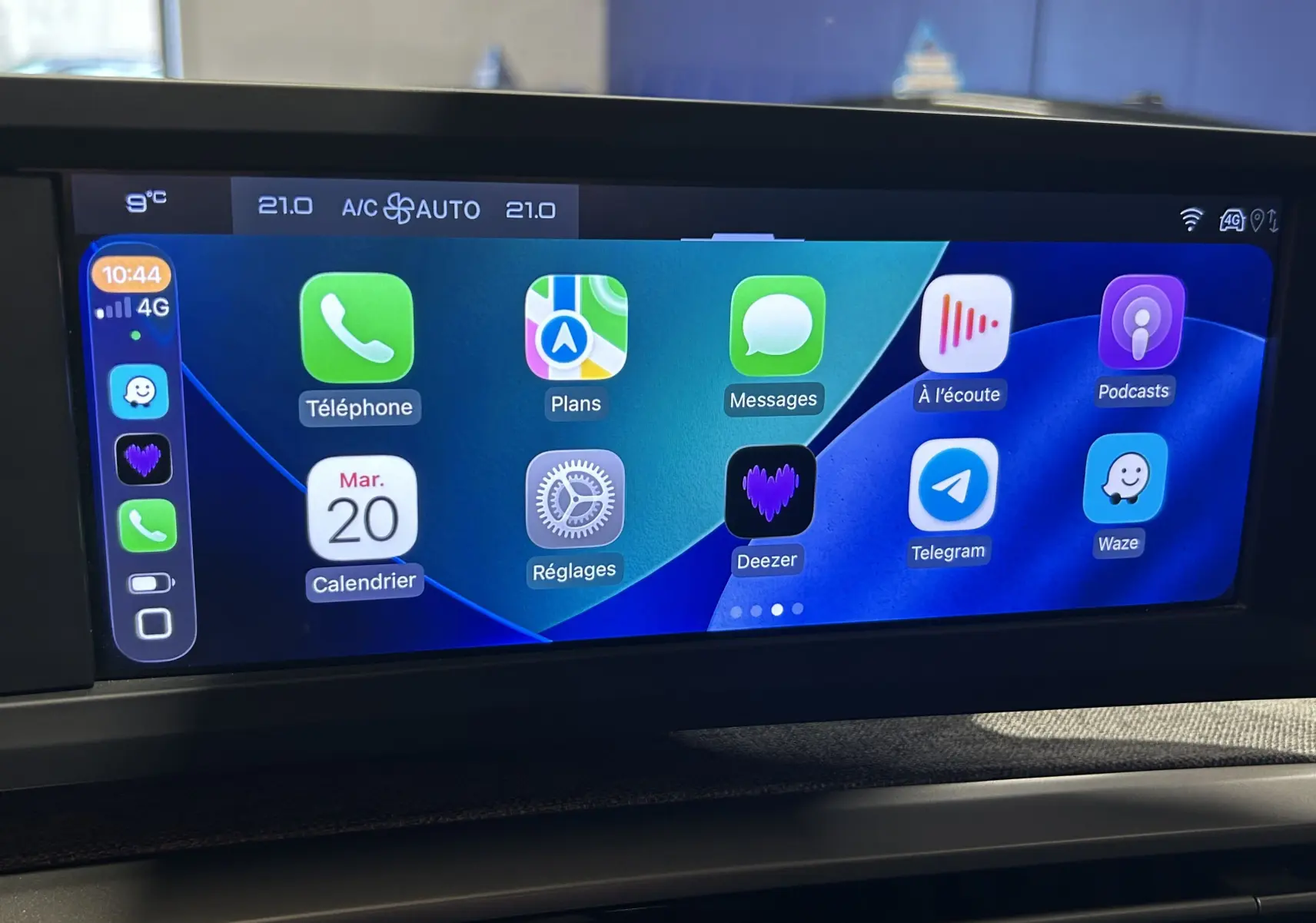 Écran tactile intérieur du Peugeot 5008 gris Artense, affichant les applications connectées en mode CarPlay.