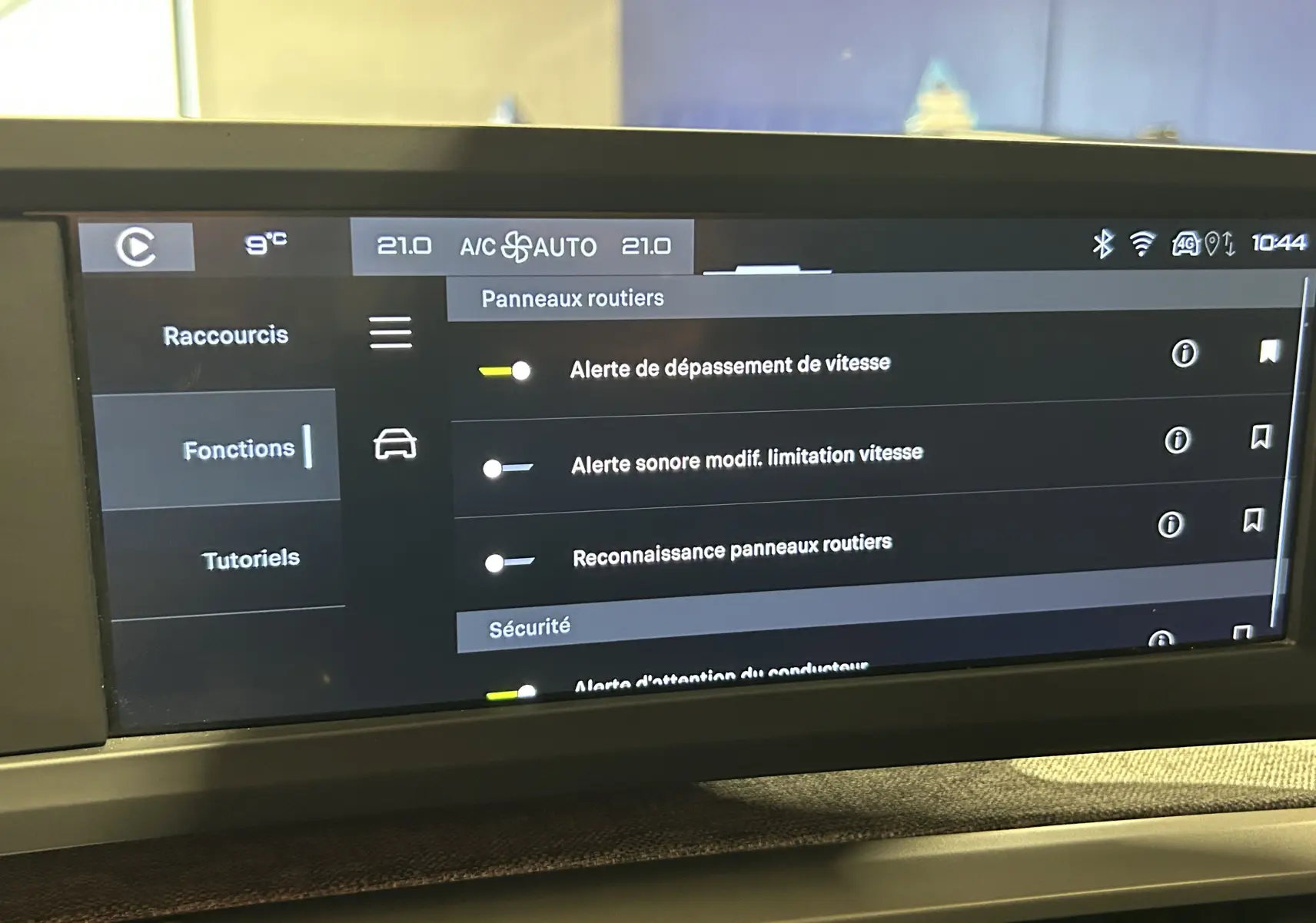 Écran central tactile du Peugeot 5008 III Hybrid 145, affichant les réglages d'alerte de vitesse, intérieur moderne.