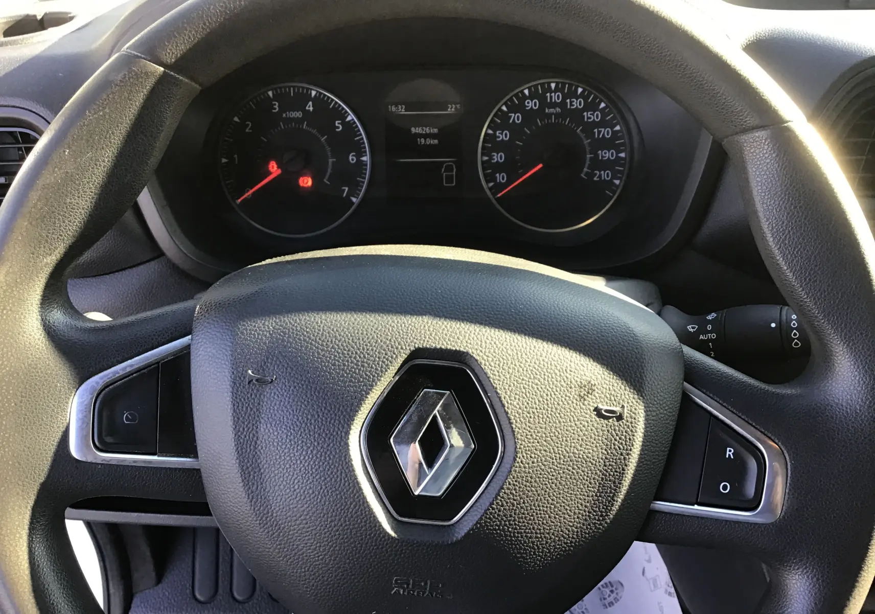 Vue rapprochée du volant noir avec logo Renault et tableau de bord du Renault Master blanc 2022, version diesel.