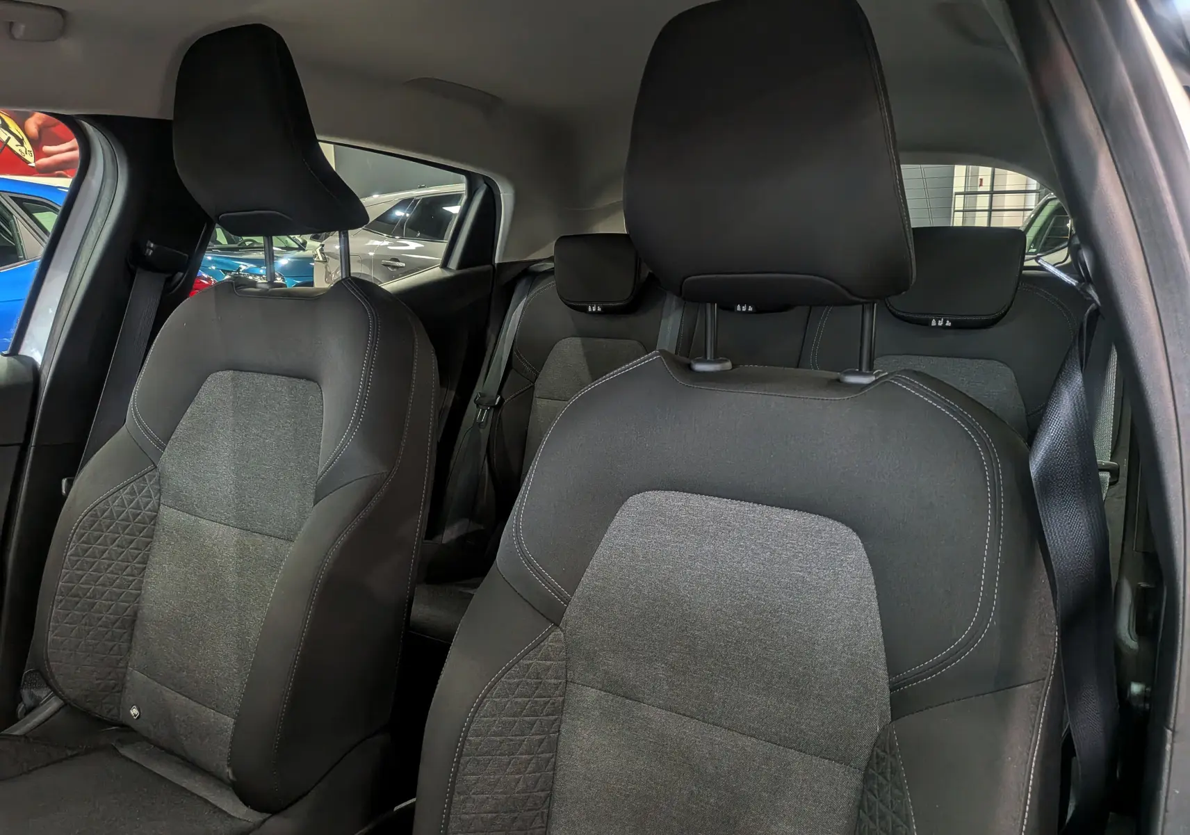 Vue intérieure côté droit des sièges avant en tissu gris et noir de la Renault Clio V TCe 90 Auto-école 2021.