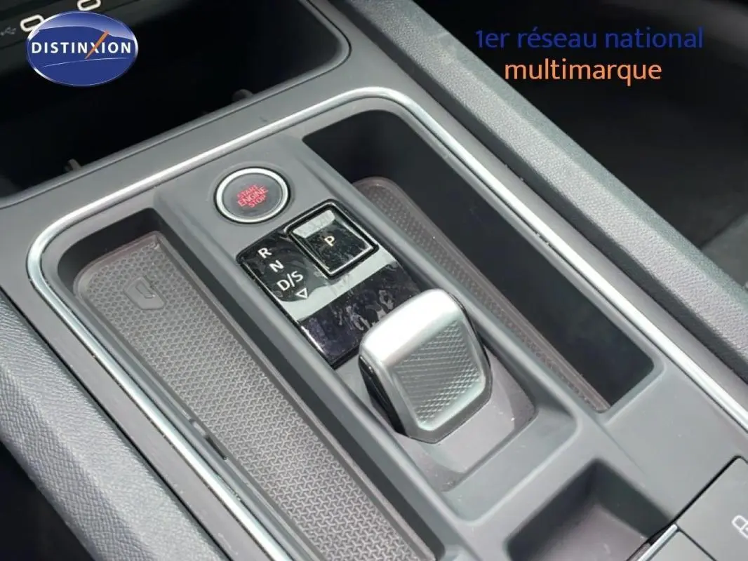 Gros plan sur la console centrale du SEAT LEON ST IV 2025, montrant le levier de vitesse automatique et le bouton start/stop.