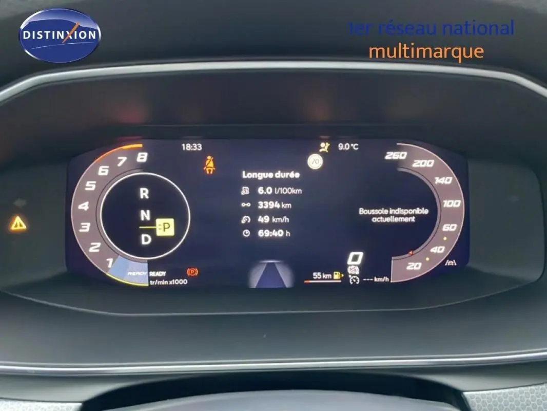 Tableau de bord numérique de SEAT LEON bleu, affichant compte-tours, vitesse et informations de conduite.