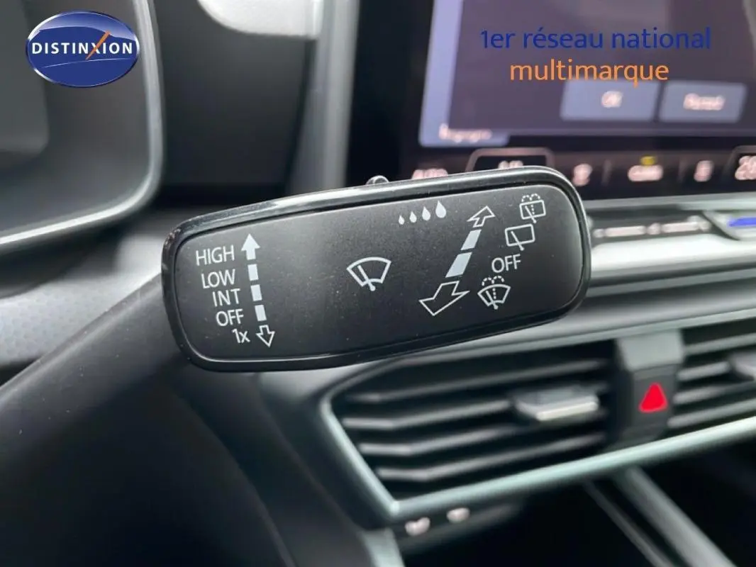 Gros plan sur la commande des essuie-glaces dans l’habitacle d’une SEAT LEON ST IV bleu 2025.