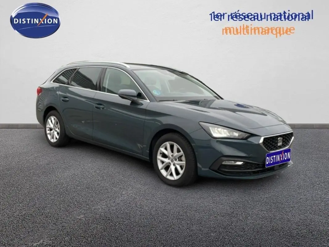 SEAT LEON ST IV bleu 3/4 avant droit avec barres de toit et jantes aluminium 16 pouces visible sur fond neutre.