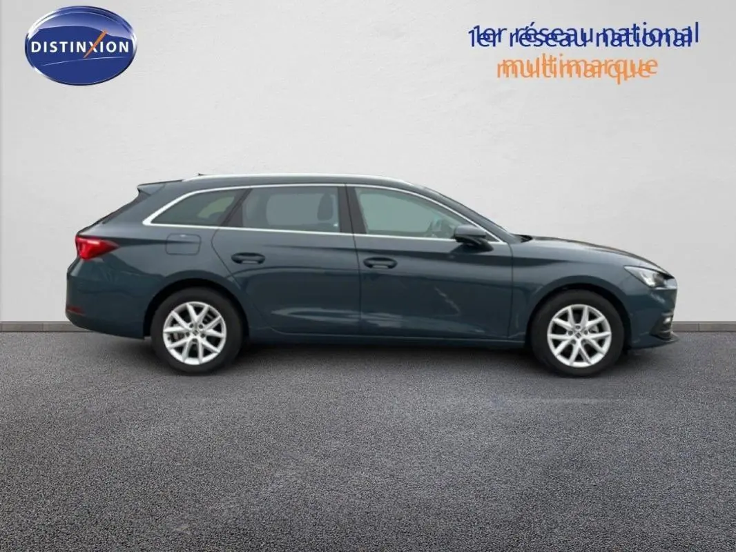 SEAT Leon ST IV bleu en profil droit, break avec barres de toit et jantes aluminium 16 pouces.