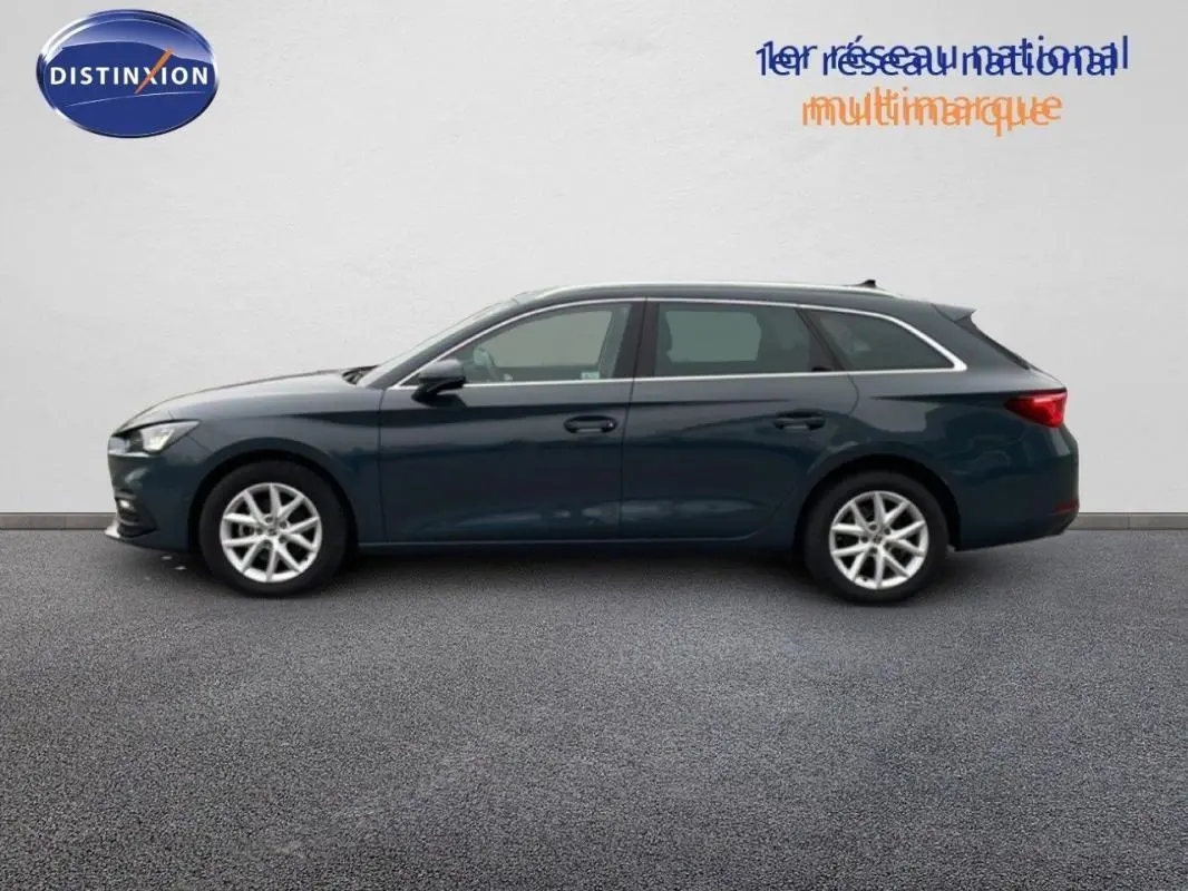 Profil latéral droit d'une SEAT LEON ST IV bleu foncé 2025 avec jantes aluminium 16 pouces et barres de toit.