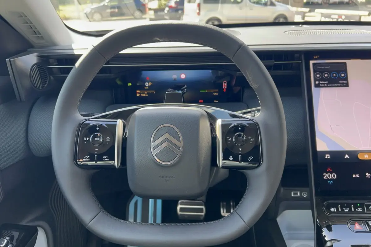 Vue rapprochée du volant cuir multifonctions du Citroën C5 Aircross New Hybrid 2026 avec tableau de bord digital et écran tactile.