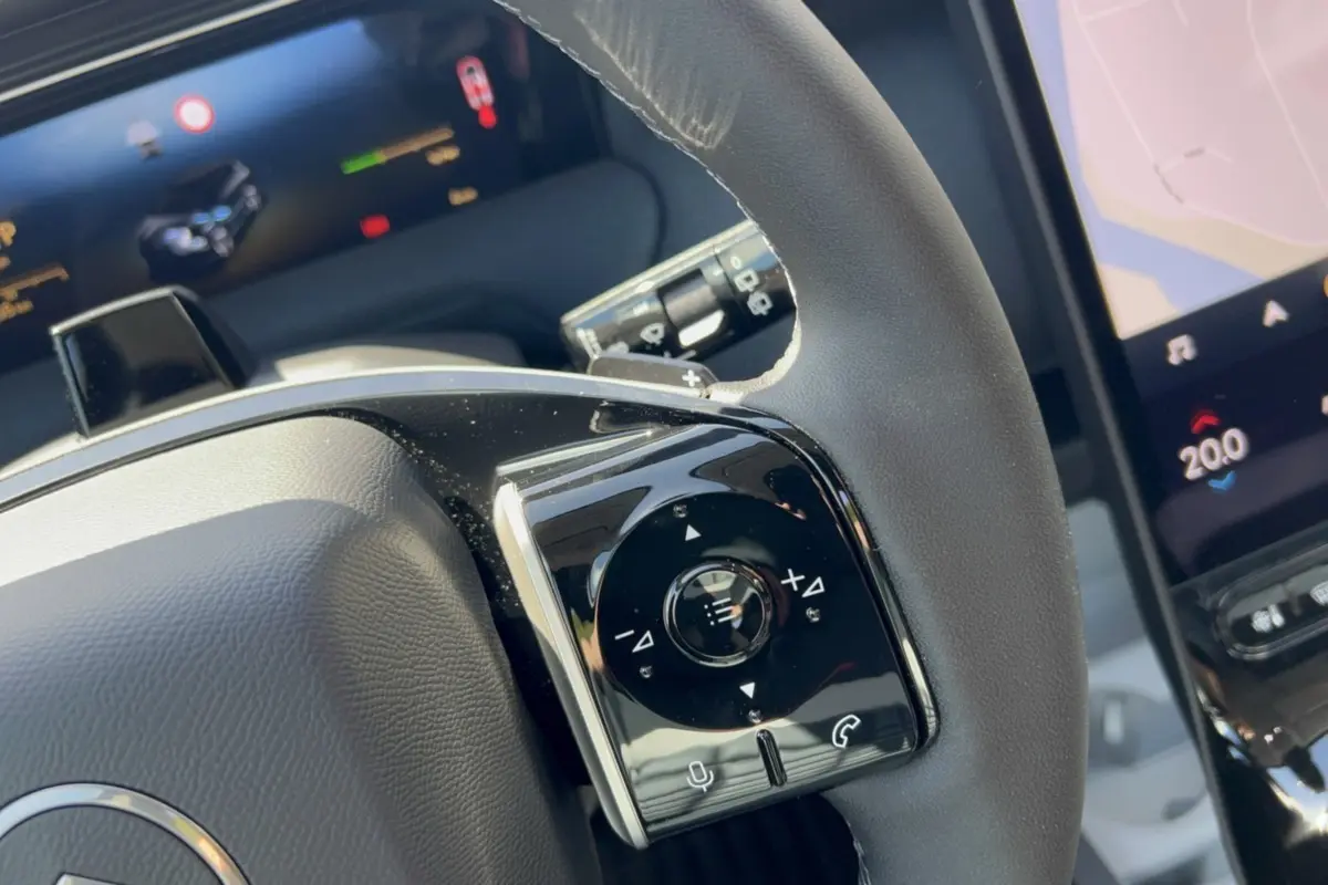 Gros plan sur le volant cuir multifonctions noir du Citroën C5 Aircross New Hybrid 145 Max T.O avec commandes intégrées.