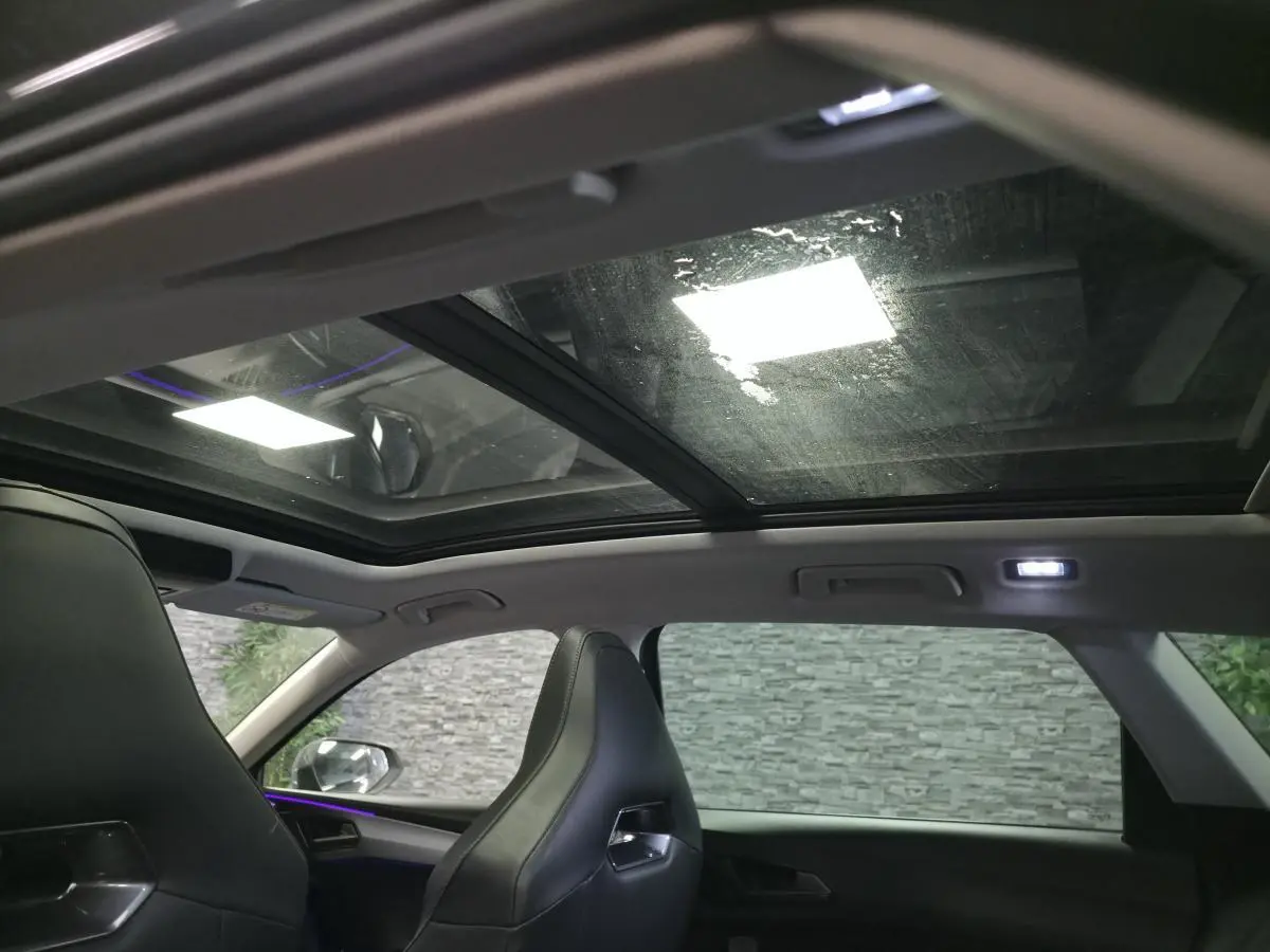 Vue intérieure du toit ouvrant panoramique du CUPRA Leon Sportstourer gris avec sièges baquets noirs.