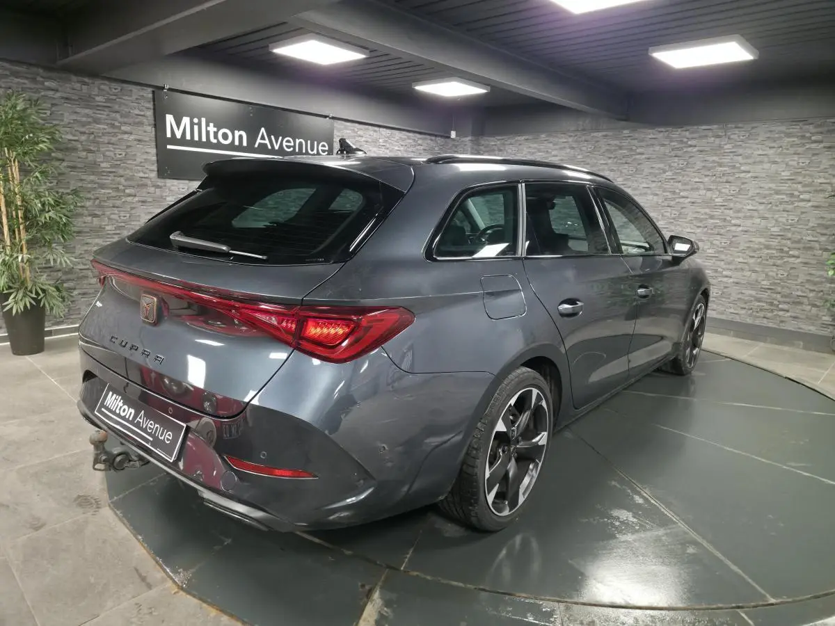 Vue 3/4 arrière droite d'une CUPRA Leon Sportstourer gris magnétique avec crochet d'attelage et jantes alliage 18 pouces.