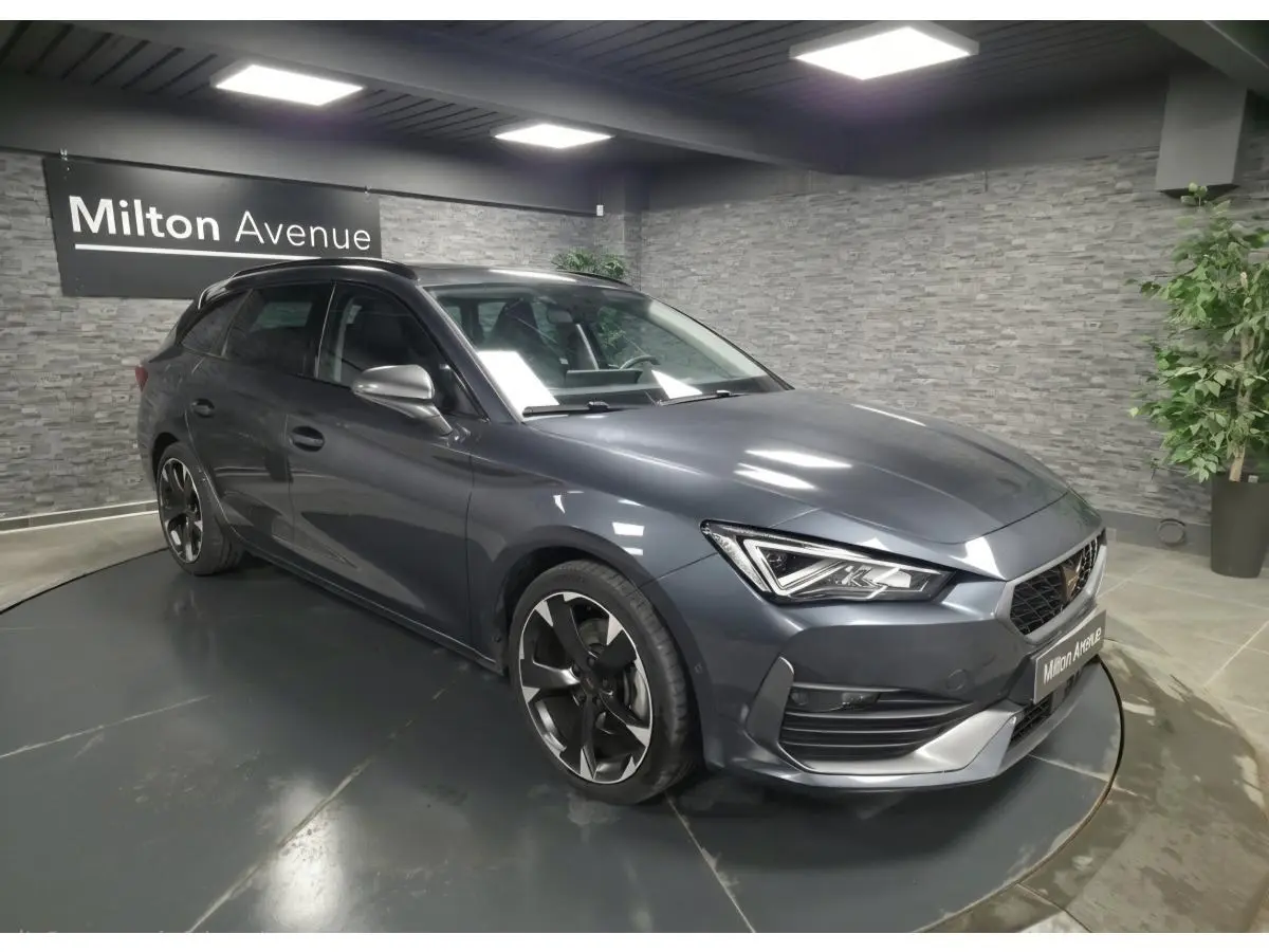 Vue 3/4 avant droite d'une CUPRA Leon Sportstourer gris magnétique avec jantes alliage 18'' et toit ouvrant panoramique.