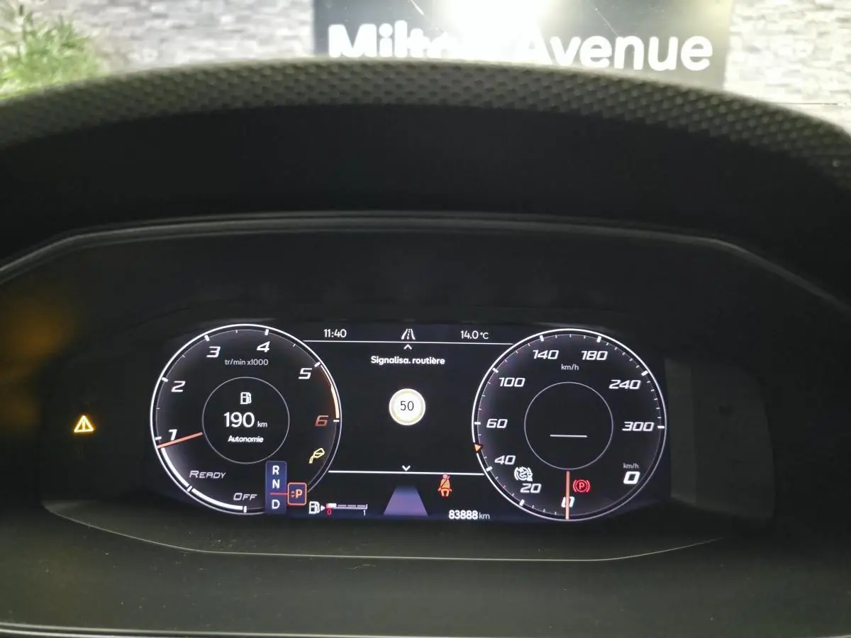 Combiné d'instruments digital du tableau de bord de la CUPRA Leon Sportstourer 2024 affichant vitesse, régime et autonomie.