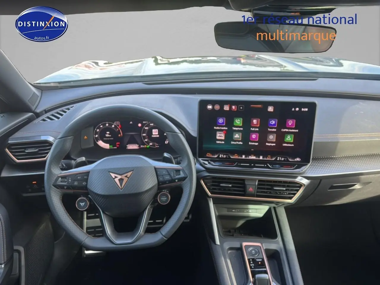 Vue intérieure du tableau de bord et volant cuir noir multifonction du CUPRA Formentor 1.5 etsi hybrid 2026.
